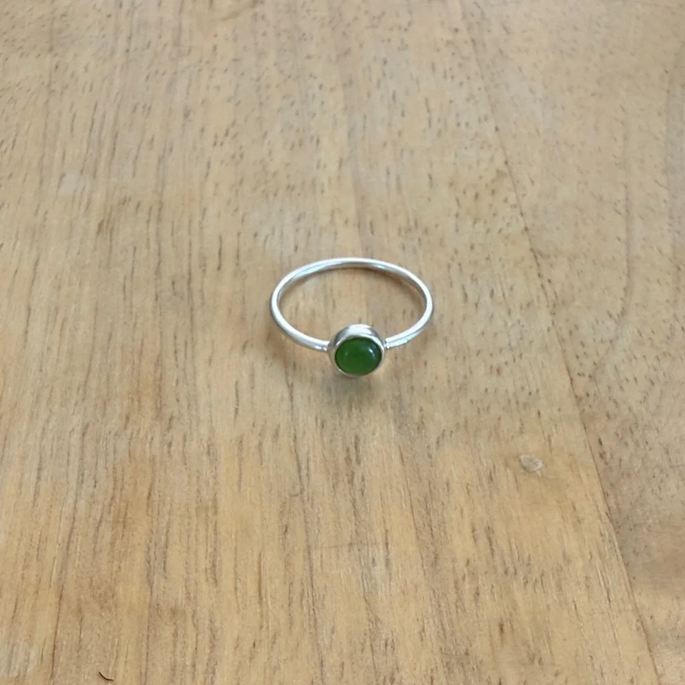 Elegant Silver Green Jade Stone Ring Size 8 - Picture 2 of 3